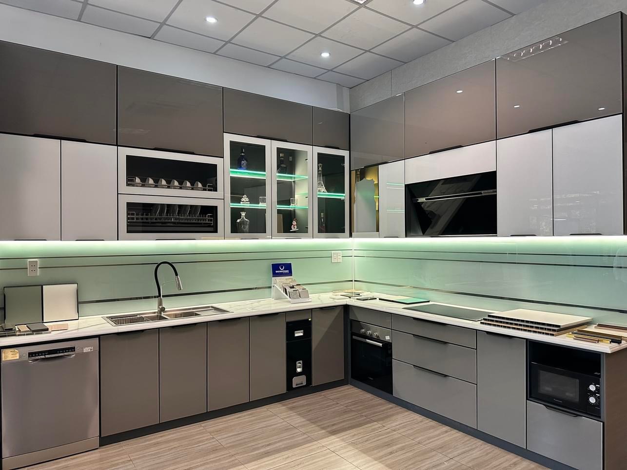 Tủ bếp Nhôm - Kính chữ L đẹp đẳng cấp